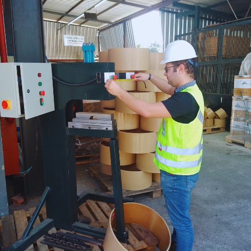 Engenheiro analisando projeto